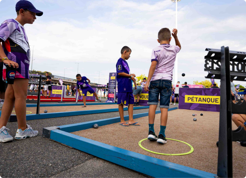 Enfants qui jouent à la pétanque